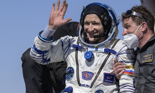 Troje članova svemirske postaje sigurno sletjelo u kapsuli: 'Posada se osjeća dobro. Dobrodošli na Zemlju!'