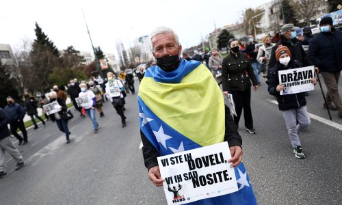 [FOTO] U Sarajevu ponovo prosvjedi protiv vlasti zbog pandemije, 1300 novozaraženih