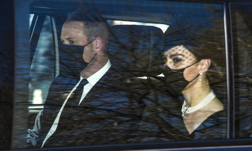 Ožalošćeni članovi kraljevske obitelji stižu u Windsor na posljedni ispraćaj princa Philipa; među prvima pristigli Kate Middleton i princ William