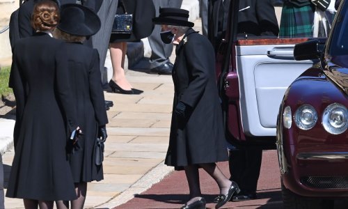 Dirljiv oproštaj od voljenog supruga: Kraljica Elizabeta obrisala suze dok je pratila lijes