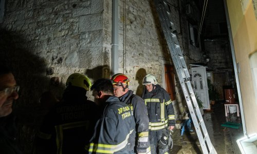 Veliki požar koji je progutao obiteljsku kuću u Trogiru i odnio jedan ljudski život izazvao otvoreni plamen ili žar