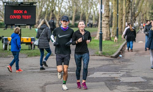 Trebaju li nam maske na otvorenom? 'Ako džogiram sam, ne. Ako stanem da bih porazgovarao s nekim, stavim je'