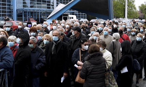 [VIDEO/FOTO] Gomila ljudi čeka cjepivo Pfizer na Velesajmu, psuju organizatore u strahu od zaraze. Šostar: Građani dolaze prije termina