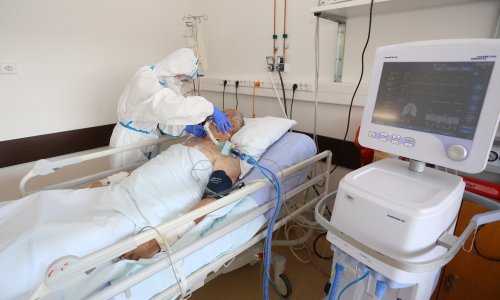 U posljednja 24 sata 2106 novih slučajeva zaraze, na respiratoru 213 pacijenata. Preminule su 42 osobe