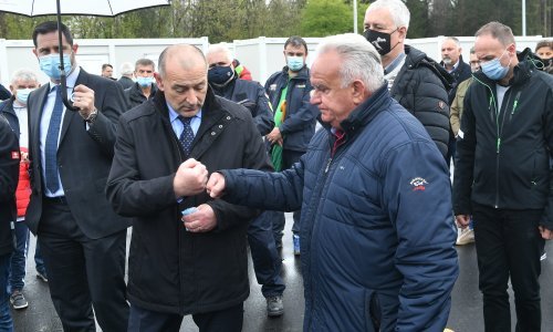 Medved otvorio kontejnersko naselje pa potvrdio: Počinje obnova dimnjaka, zabatnih zidova. Oko 20.000 objekata osposobit će se prije zime da se ljudi vrate