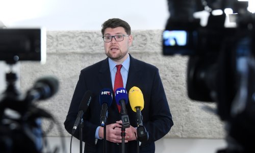 'Dajmo ministru Berošu da radi ono što voli, da zarađuje kao vještak na sudu. Ovo što je nadrobio, pokazuje da PR agencija, koja ga je naučila da govori ‘hvala na pitanju’, više ne radi za njega'