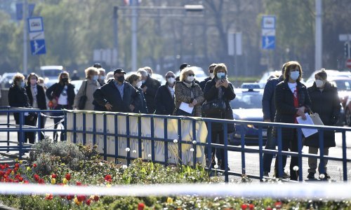 [VIDEO/FOTO] Pred Velesajmom ponovno red za cijepljenje, građani se naguravaju, neki ne žele stati na kraj reda