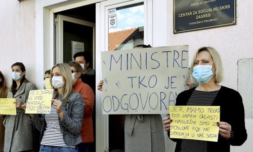 [FOTO] Prosvjedovali radnici socijalne skrbi: Pozivamo na odgovornost - profesionalnu, osobnu, građansku, ali i političku