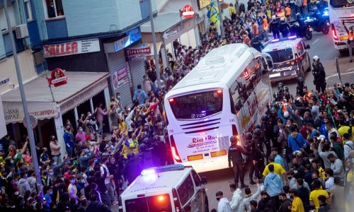 [FOTO] Jesu li ovo zaslužili? Prije utakmice na ulicama Cadiza velika mržnja prema Realovim zvijezdama koje je spašavala policija
