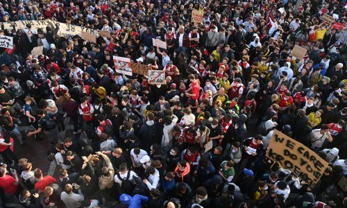 Pogledajte nevjerojatne fotografije iz Londona; navijači engleskog velikana to mu ne mogu oprostiti i žele da 'plati' glavom