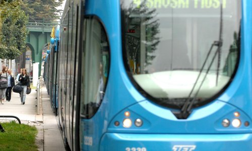 Blokirana Savska; automobil upao među tračnice