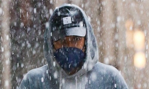 Loše vrijeme mu ništa ne može: Joshua Jackson izašao u šetnju bez kišobrana pa pokisnuo kao miš