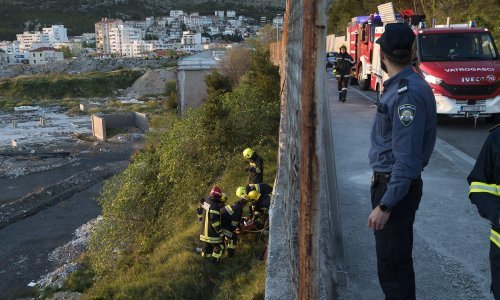 Mladić pao s velike visine kod nekadašnje tvornice u Dugom Ratu, izvukli ga vatrogasci