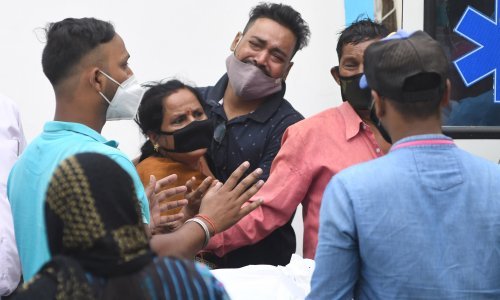 Indija bilježi nove crne rekorde u broju oboljelih i umrlih, a unatoč nestašici cjepiva počela je kampanju cijepljenja za sve