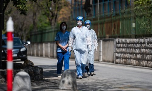 U Hrvatskoj je u ponedjeljak zabilježeno 410 novooboljelih od koronavirusa, preminula čak 51 osoba