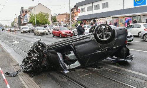 [VIDEO/FOTO] Šokantna snimka iz Dubrave: Jureći se zabio u parkirane automobile, pješak čudom preživio