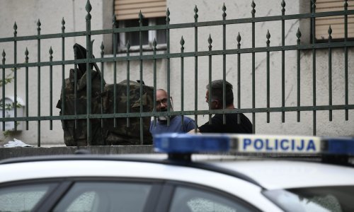 [FOTO] Kod sjedišta SDP-a ostavljen 'zvončić', pirotehničar deaktivirao minsko-eksplozivnu napravu