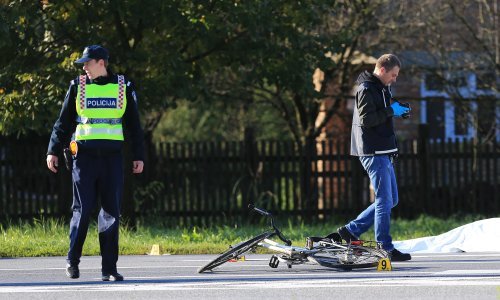 U naletu automobila u Zlataru poginuo biciklist