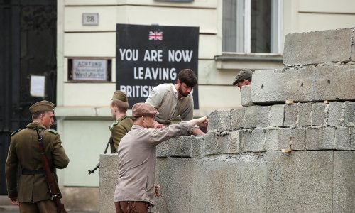 [FOTO/VIDEO] U Zagrebu se i dalje traga za britanskim znanstvenikom, a u centru je niknuo i Berlinski zid