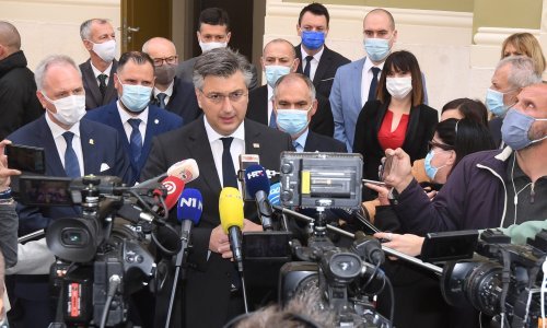 Plenkovićev gust raspored u Splitu: Bio s pripadnicima 4. gardijske brigade, svjedočio potpisivanju ugovora za poboljšanje prometa, pa onda i onih za tehnološki park