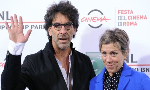 U sretnom je braku već 37 godina i na ruci nosi prsten redateljeve bivše supruge: Nikada se ne šminka, mrzi modu i sve standarde koje postavlja Hollywood, a jedino što joj je važno njezina je mala obitelj