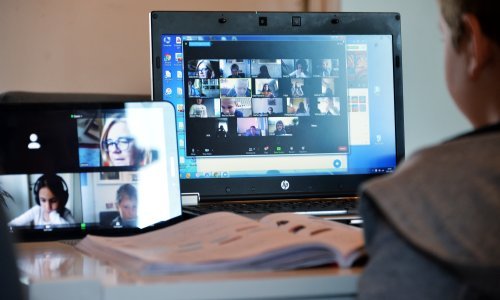 Dovitljiva nastavnica tražila od učenika da stave ručnike preko glave dok ih ispituje