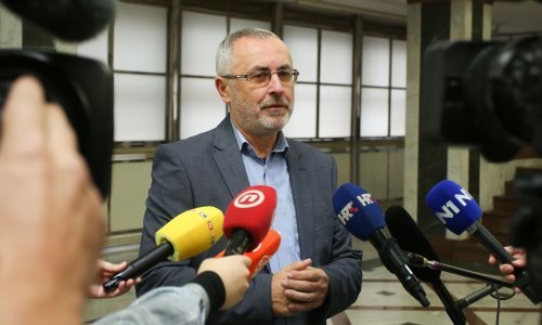 Sindikat Preporod podržao kolegicu koja je tražila od učenika da glavu prekriju ručnikom