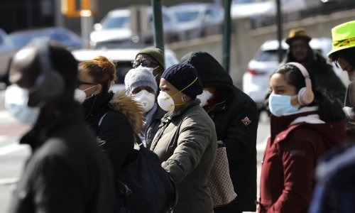 Cijepljeni Amerikanci više ne moraju nositi maske na otvorenom, osim ako nisu u gomili