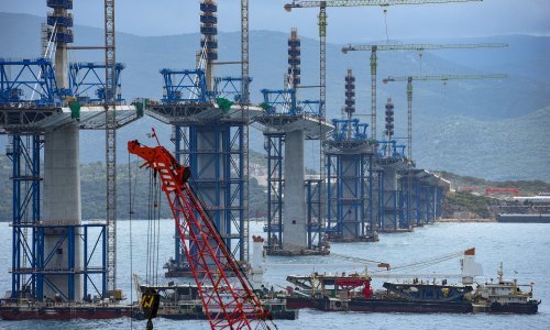 [FOTO] Postavljeno više od polovice Pelješkog mosta, do rujna će biti gotova čitava rasponska konstrukcija: Pogledajte stanje na gradilištu