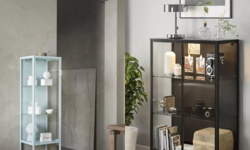 Ova Ikeina vitrina osvojila je ljubitelje interijera svojim bezvremenskim izgledom, ali i multifunkcionalnošću
