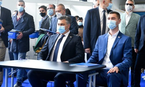 [FOTO] Filipović u društvu Plenkovića predao potpise, premijer skoknuo i do punkta za cijepljenje