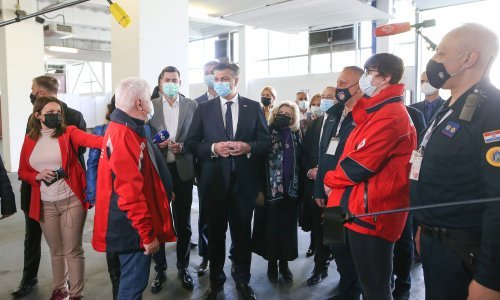 [FOTO] Plenković obišao punkt za cijepljenje na Velesajmu, Šostar mu poručio da nema potrebe za platformom, premijer uzvratio: 'Riješit ćemo to...'