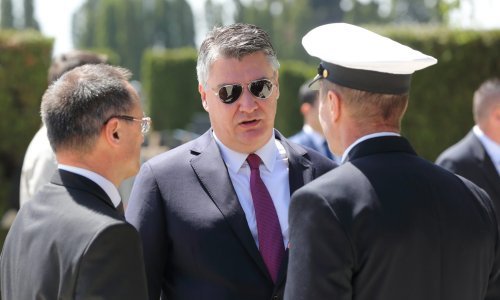 [FOTO] Milanović o Okučanima, Culeju, rabljenim autima i 'vojvodi od Čačka': Premijer je direktno s motokultivatora Tome Vinkovića sjeo za upravljač Ferrarija