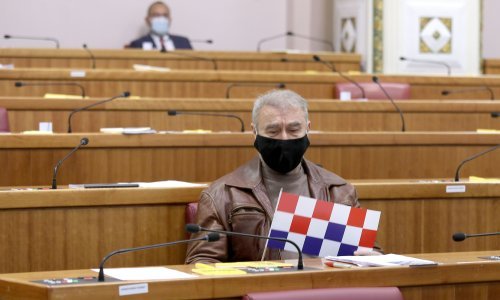 Prkačin: U Beogradu, s rezidencije hrvatskog veleposlanika, skinuše zastavu i baciše je u kontejner, kamo sreće da su umjesto zastave njega bacili