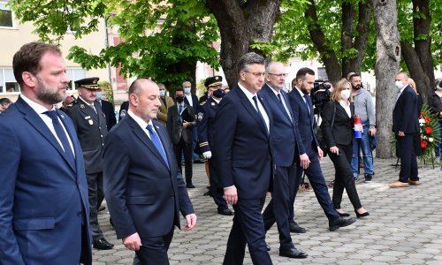 Plenković: Sloboda koju su dali hrvatski branitelji vrijednost koju moramo čuvati. Bitno da smo svi danas u Okučanima, za razliku od lani