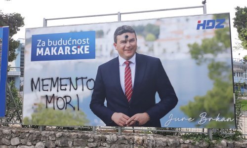 Gradonačelniku Makarske na plakatu stavili rupu od metka na čelo i poslali jezivu prijetnju