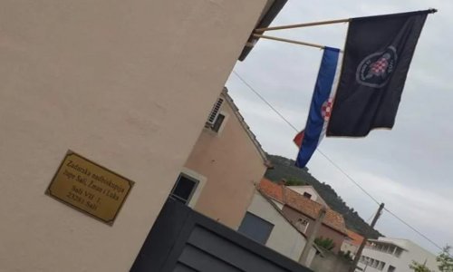 Na župnom dvoru Zadarske nadbiskupije u Salima izvješena zastava HOS-a sa sloganom ZDS