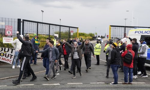 Stotine navijača provalilo u stadion Manchester Uniteda uoči derbija s Liverpoolom; izazvali totalni kaos, sukobili se s policijom i odgodili utakmicu