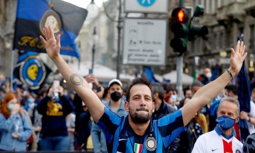 [FOTO] Navijači Intera poludjeli od sreće nakon osvajanja naslova prvaka Italije poslije 11 godina; oglasio se i tvorac ovog fantastičnog uspjeha, ali i hrvatski dvojac