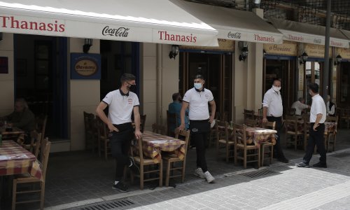 Grčka ukida nošenje maski na otvorenome