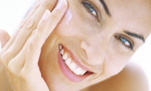 Može li se koristiti stara krema za sunčanje? Evo kako provjeriti je li joj istekao rok trajanja