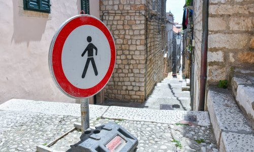 Zbog urušavanja kuće Radimira Čačića ulica u središtu Dubrovnika zatvorena za pješake