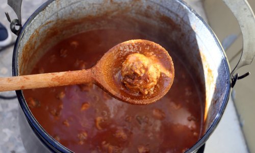 Besplatna porcija vola s ražnja ili gulaša od divljači za sve posjetitelje restorana koji su cijepljeni