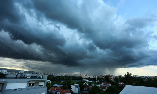 Nevrijeme u Zagrebu i okolici: U naletima vjetra rušila se stabla, oštećeni krovovi i vozila