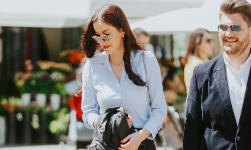 Zgodnu brinetu u minici koja je naglasila vitke noge pratili su mnogi pogledi na zagrebačkoj špici