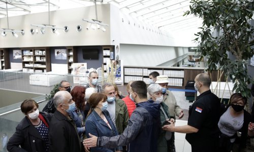 [FOTO] Gužva u Beogradu: Otvorili punkt za cijepljenje u šoping centru, prvih 100 dobili novac, nastao stampedo