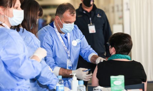 [FOTO/VIDEO] Ministar Beroš na terenu od ranog jutra cijepio građane, a komentirao je i situaciju u KBC Sestre Milosrdnice: Neću predugo čekati