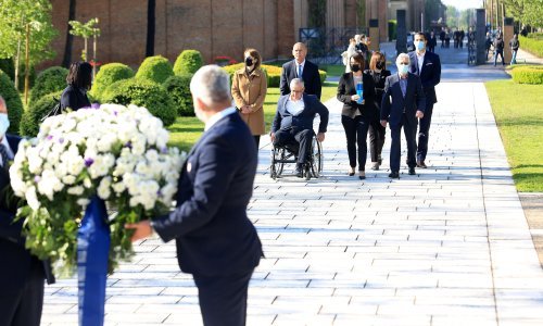 [FOTO] Brojne delegacije na Mirogoju položile vijence povodom Dana oslobođenja Zagreba