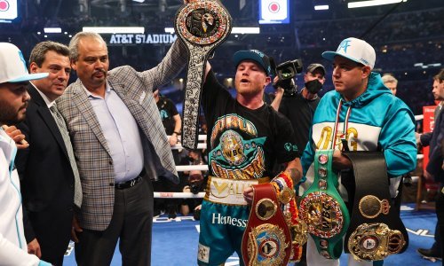 [FOTO] Spektakularni meč prekinut; najbolji boksač današnjice ujedinio pojaseve pred rekordnim brojem gledatelja