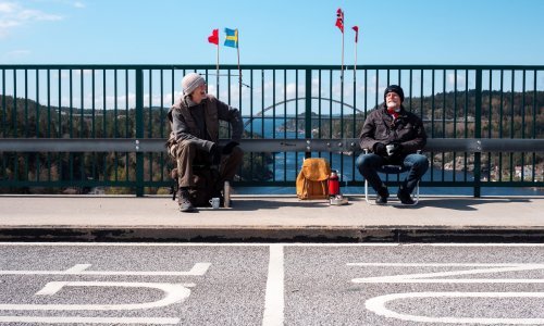 Koronasusret blizanaca na granici: Svaki sjedi metar unutar svoje granice na mostu između Norveške i Švedske